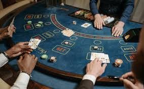 Tangkapan layar aplikasi slot 633 menampilkan pasar sportsbook dan kasino langsung